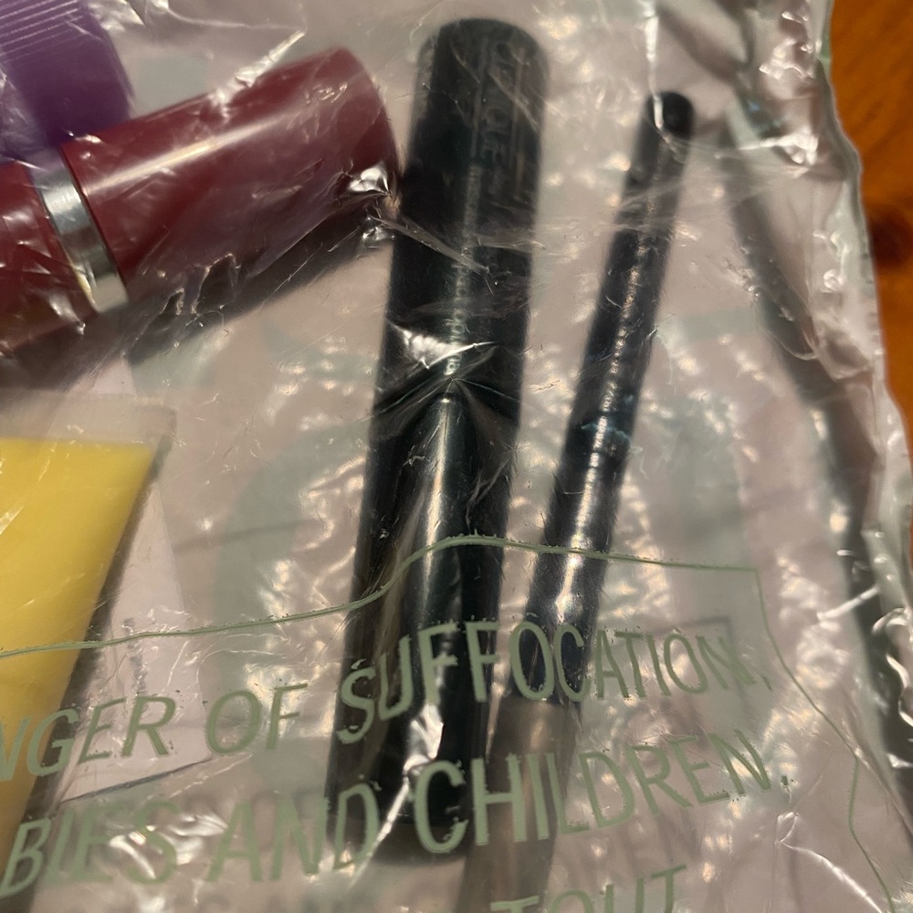 Clinique Makeup/Skincare Set with Cosmetic Bag - Picture 6 of 10